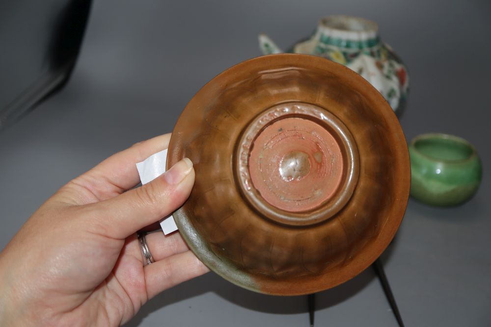 A Chinese famille verte teapot (a.f.) and four other Chinese pieces, tallest 13cm